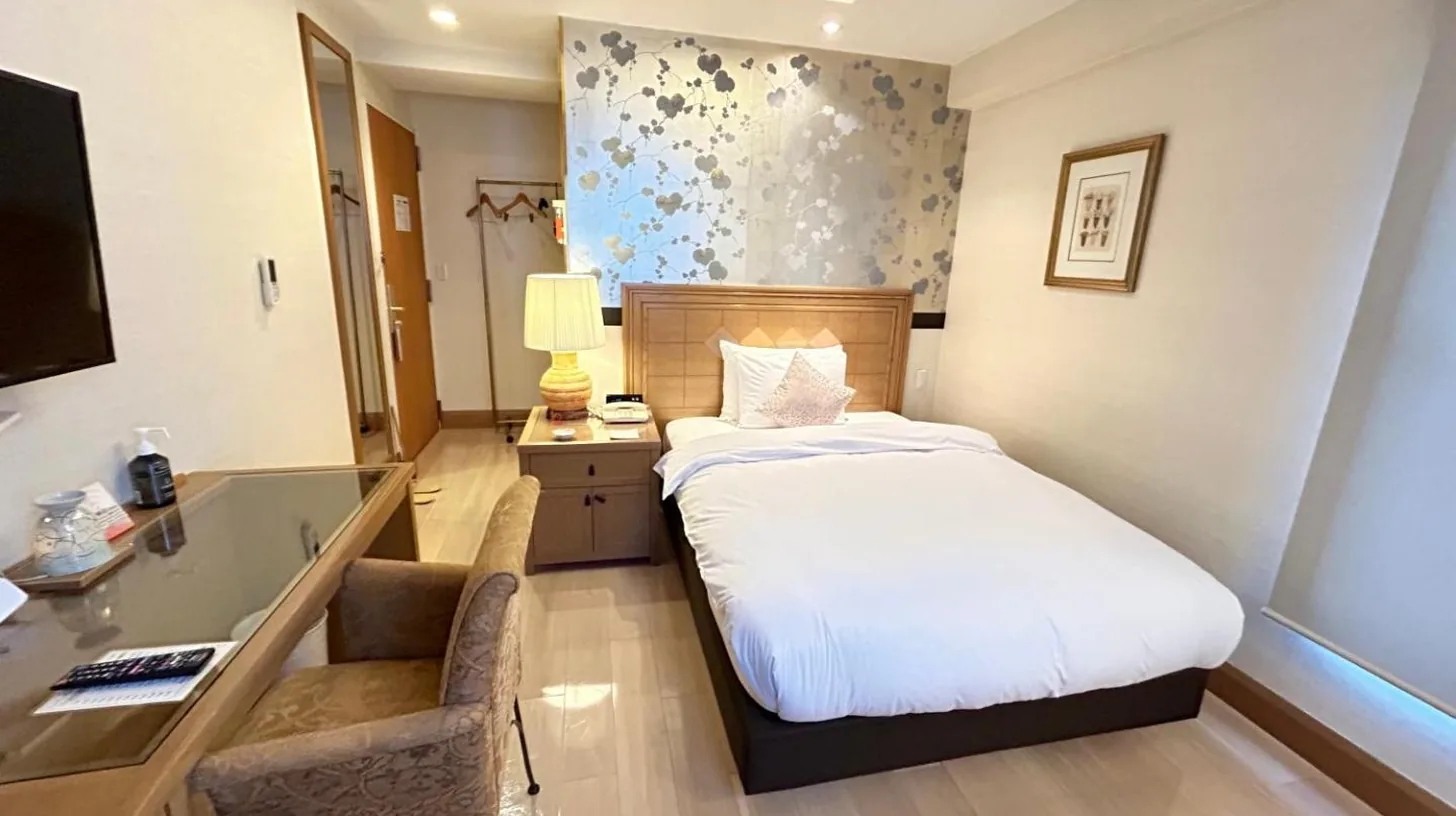une chambre d'hôtel avec un lit et un bureau à ホテルピュリッツァー自由が丘 à Tokyo