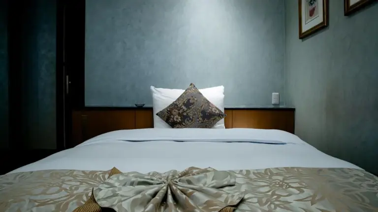 une chambre avec un grand lit blanc et un oreiller à ホテルピュリッツァー自由が丘 à Tokyo