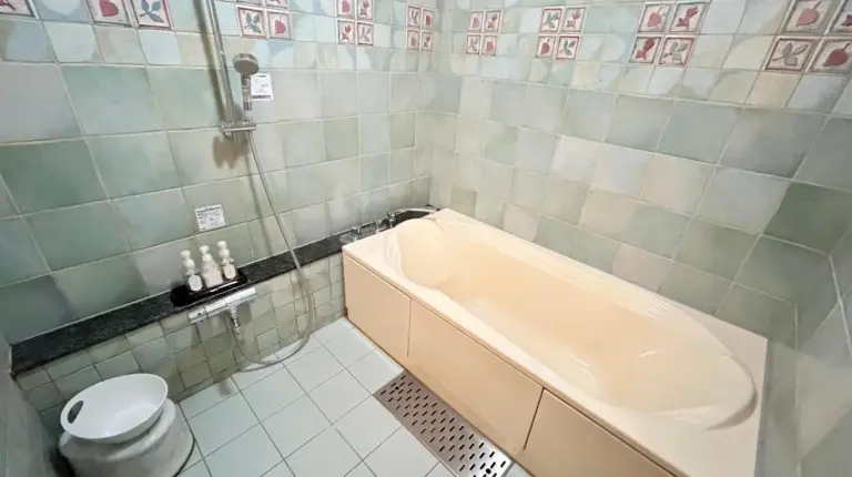 une salle de bain avec une baignoire et des toilettes à ホテルピュリッツァー自由が丘 à Tokyo