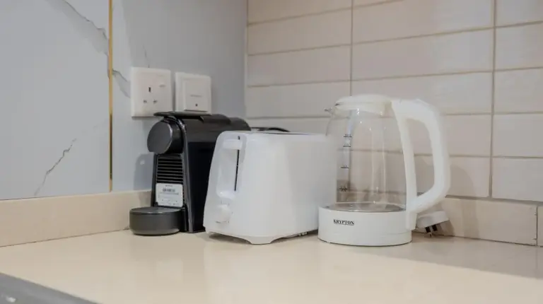 eine Küchenarbeitsplatte mit Kaffeemaschine und Toaster im 2BR Private Apartment in Al Zahia Sharjah - Wood house in Sharjah