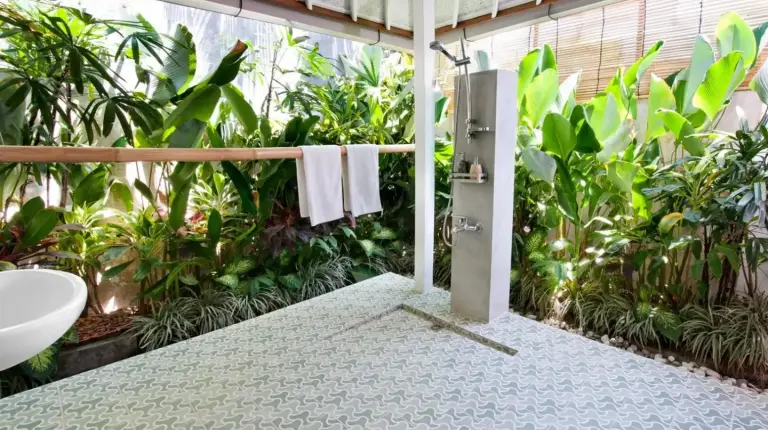 ein Badezimmer mit Dusche, Waschbecken und Toilette bei 3BR Villa Hari - Special Stay Bonus - Minggu Villas Seminyak in Seminyak