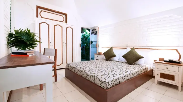 ein Schlafzimmer mit Bett, Tisch und Schreibtisch bei 3BR Villa Hari - Special Stay Bonus - Minggu Villas Seminyak in Seminyak