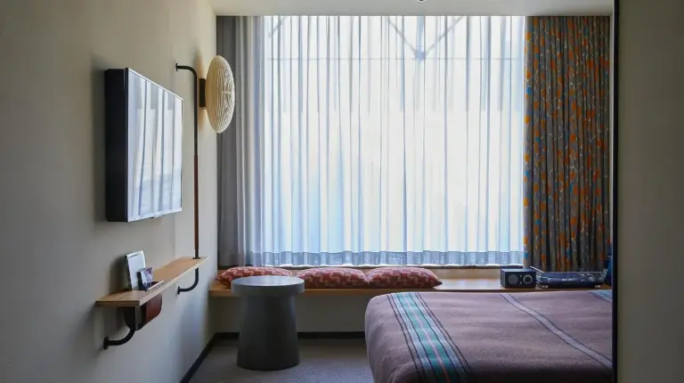 une chambre d'hôtel avec un lit et une fenêtre à Ace Hotel Kyoto à Kyoto