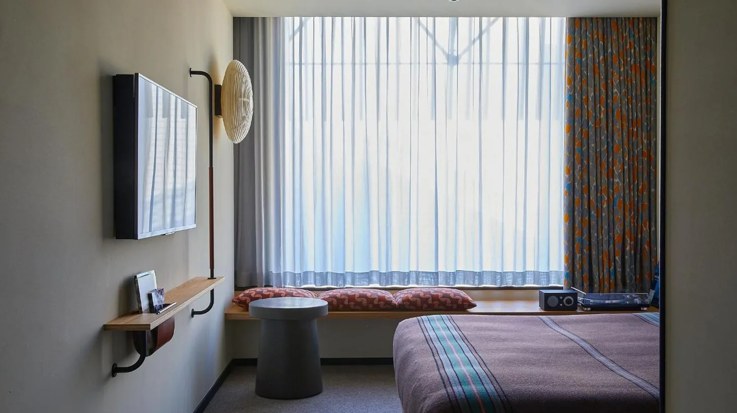 une chambre d'hôtel avec un lit et une fenêtre à Ace Hotel Kyoto à Kyoto