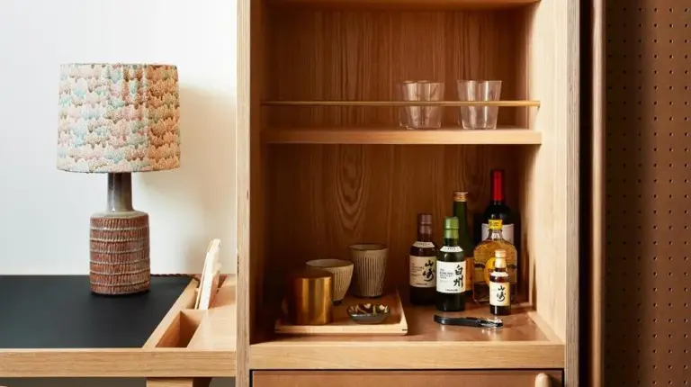 un réfrigérateur avec nourriture et boissons dans une chambre à Ace Hotel Kyoto à Kyoto