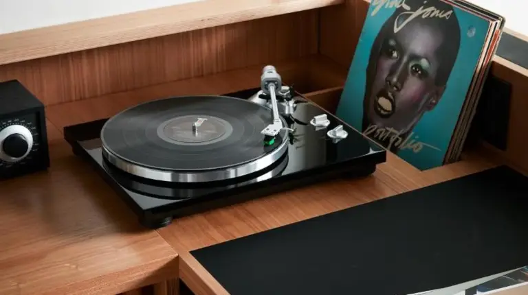 un disque vinyle posé sur un bureau en bois à Ace Hotel Kyoto à Kyoto