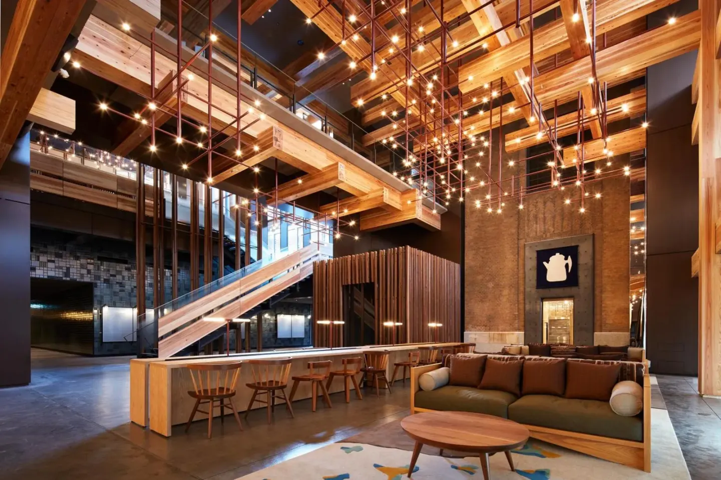 Hall d'Ace Hotel Kyoto avec décor en bois moderne et éclairage lumineux pour le SEO d'image