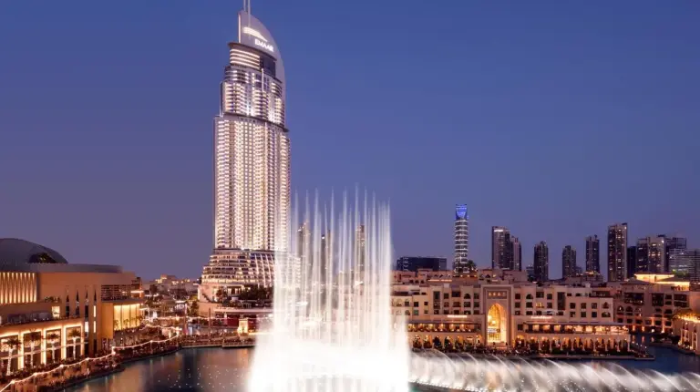 un bâtiment haut avec une fontaine devant une ville à Address Downtown à Dubaï