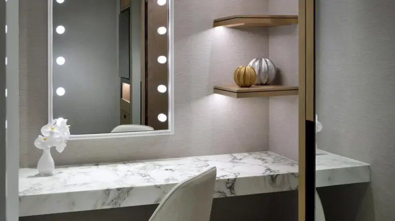 une salle de bain avec un comptoir en marbre et un miroir à Address Downtown à Dubaï