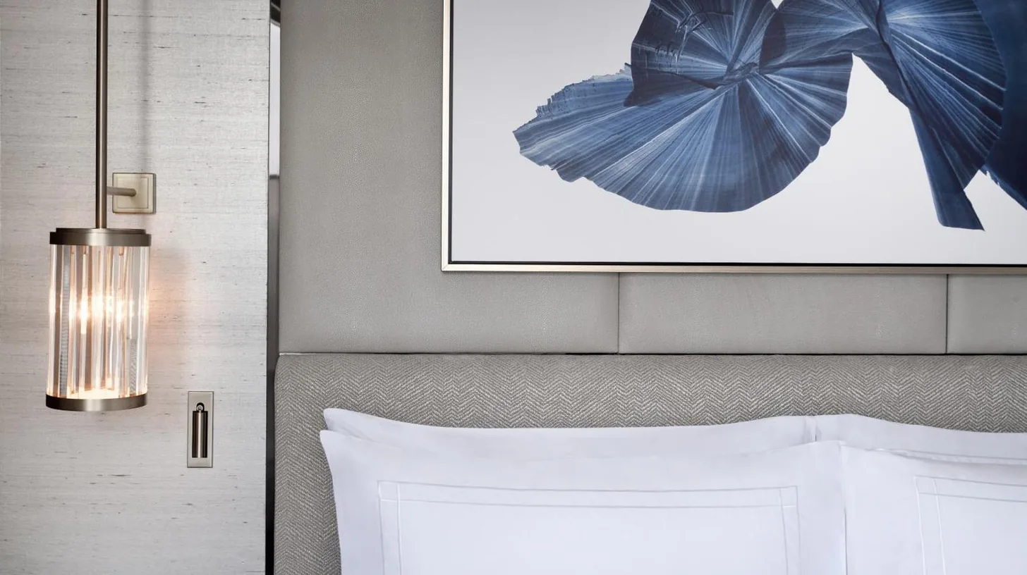 une chambre avec un lit et une image au mur à Address Downtown à Dubaï