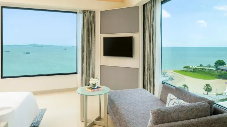 salón con vista al océano en Amari Pattaya en Pattaya Central