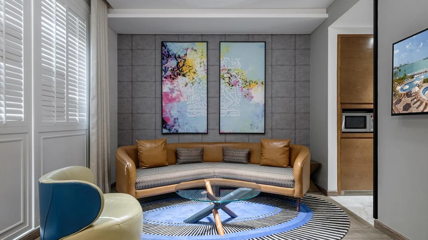 ein Wohnzimmer mit Sofa und Tisch im Andaz Family Suites by Hyatt- Palm Jumeirah in Dubai