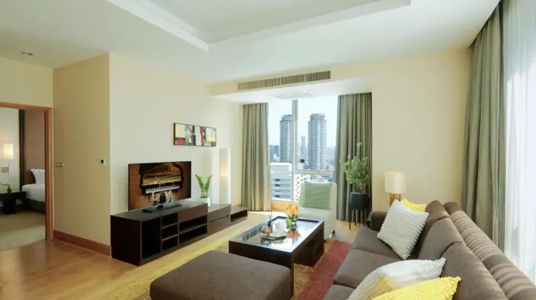 una sala de estar con un sofá y una chimenea en Ascott Sathorn Bangkok en Bangkok
