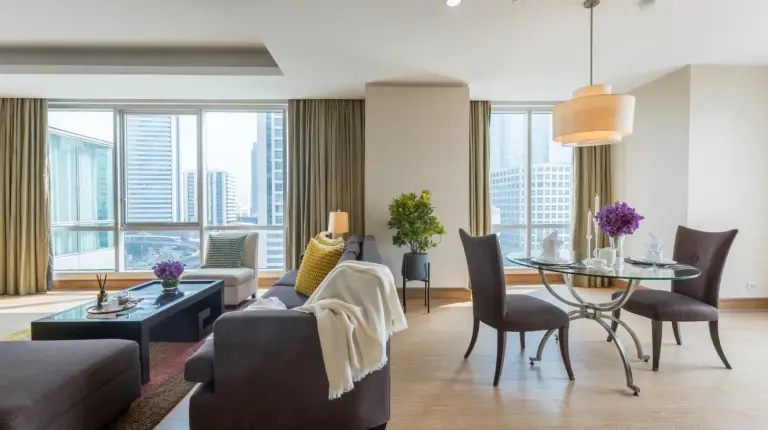 una sala de estar con un sofá y una mesa en Ascott Sathorn Bangkok en Bangkok