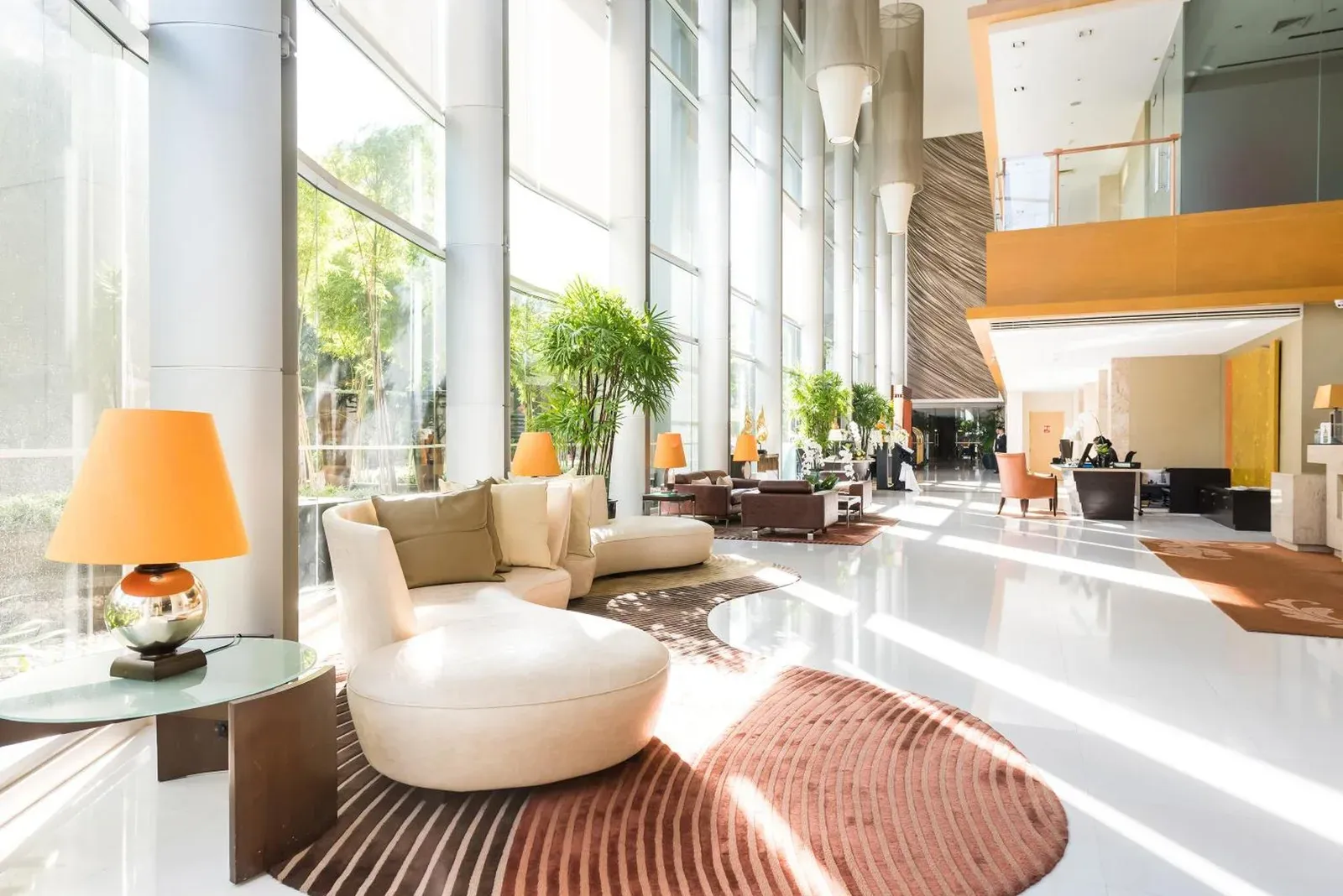 Lobby del hotel Ascott Sathorn Bangkok con luz natural