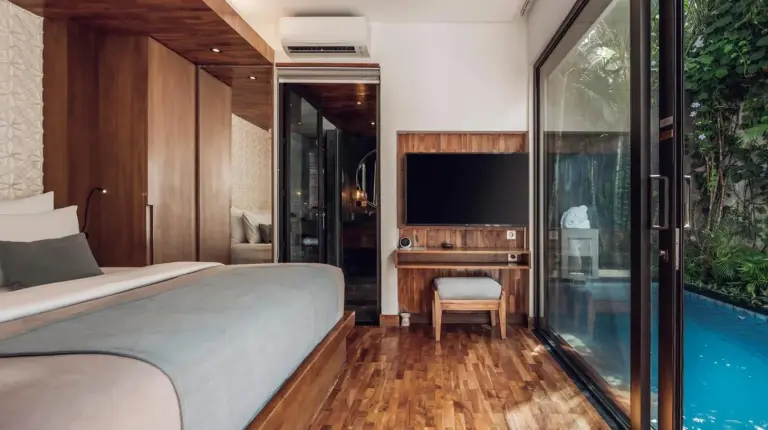 ein Zimmer mit einer Tür und einem Flur mit Boden bei Ayona Villa Seminyak by Ini Vie Hospitality in Seminyak