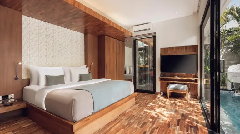 eine Luftaufnahme eines Hauses mit einem Gemälde an der Seite bei Ayona Villa Seminyak by Ini Vie Hospitality in Seminyak