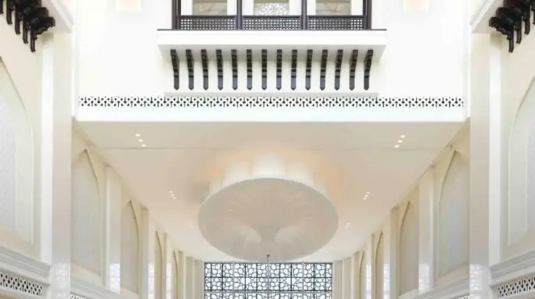ein großer Raum mit Tischen und einem großen Fenster im Bab Al Qasr Residence in Abu Dhabi