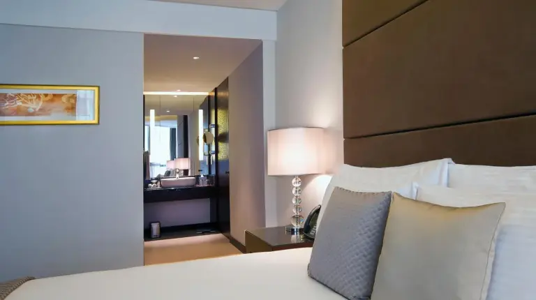 ein Schlafzimmer mit einem großen Bett und einem Bad im Bab Al Qasr Residence in Abu Dhabi