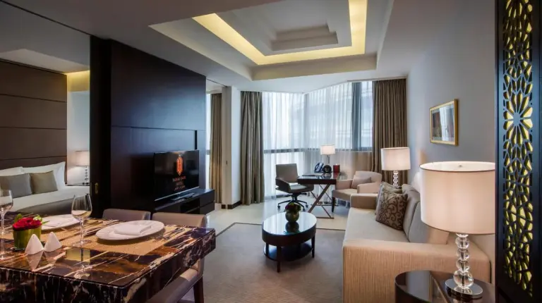 ein Wohnzimmer mit einer Couch und einem Tisch im Bab Al Qasr Residence in Abu Dhabi