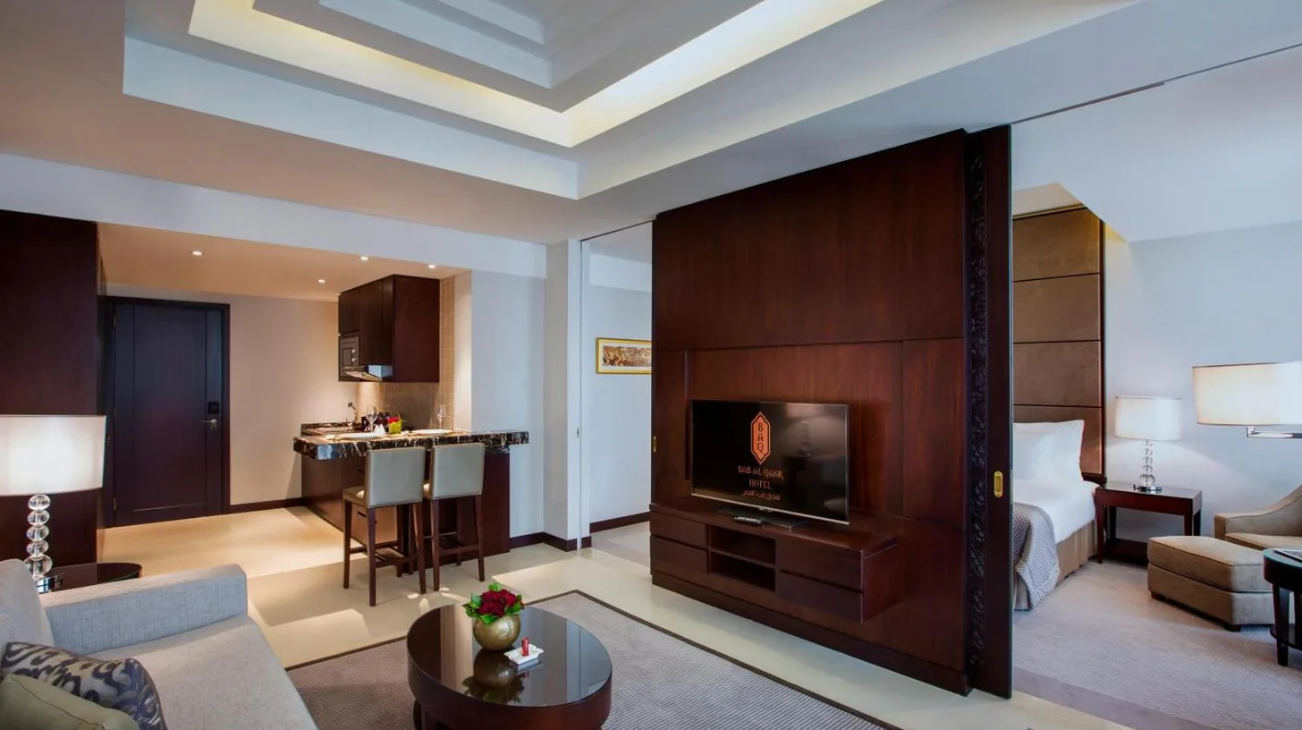 ein Wohnzimmer mit einem Kamin in einem Hotelzimmer im Bab Al Qasr Residence in Abu Dhabi