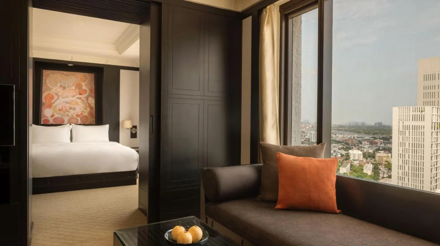una habitación de hotel con una cama y un sofá y una ventana en Banyan Tree Bangkok en Bangkok