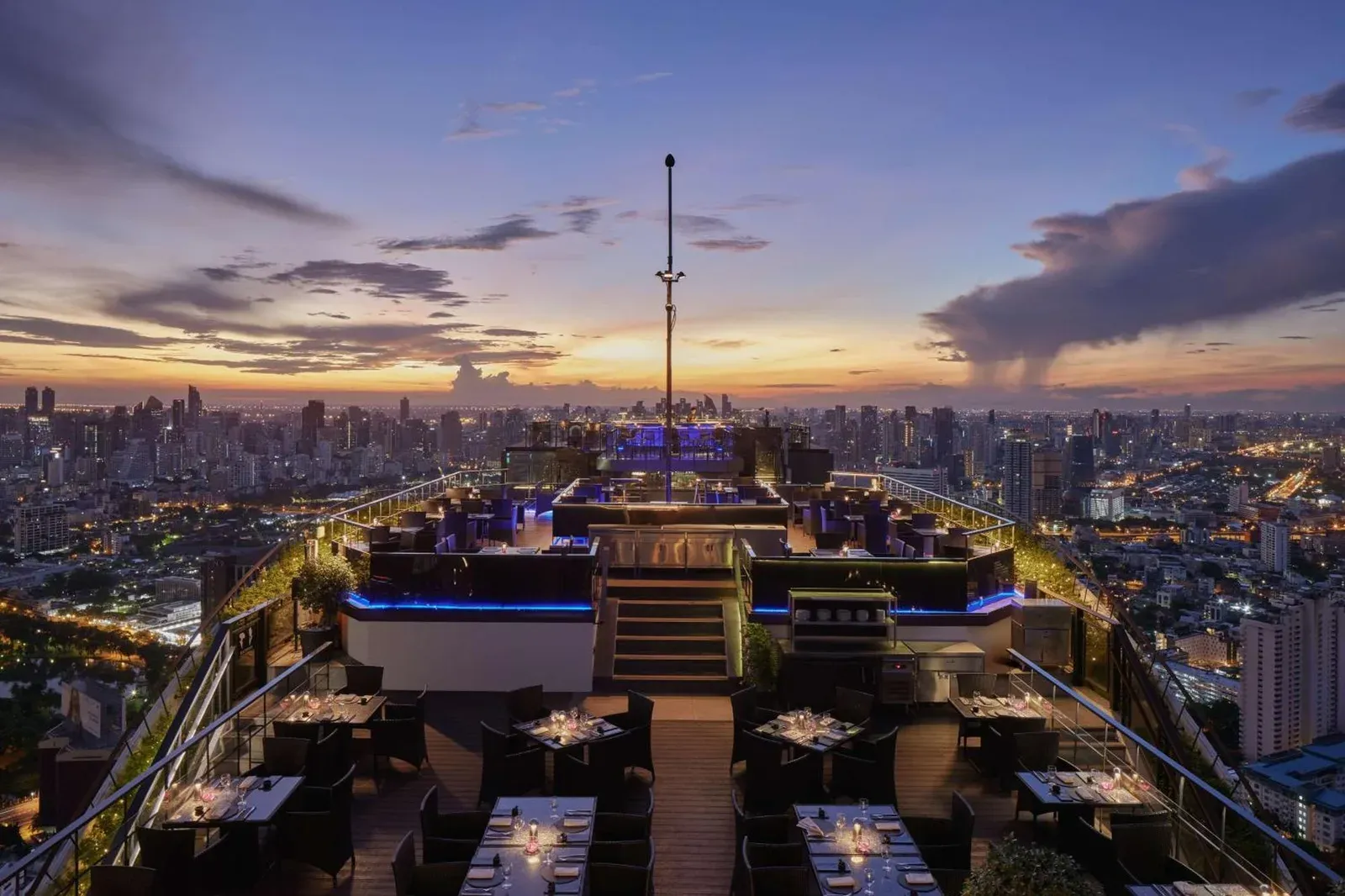 Impresionante vista de la azotea de Banyan Tree Bangkok mostrando el horizonte al atardecer
