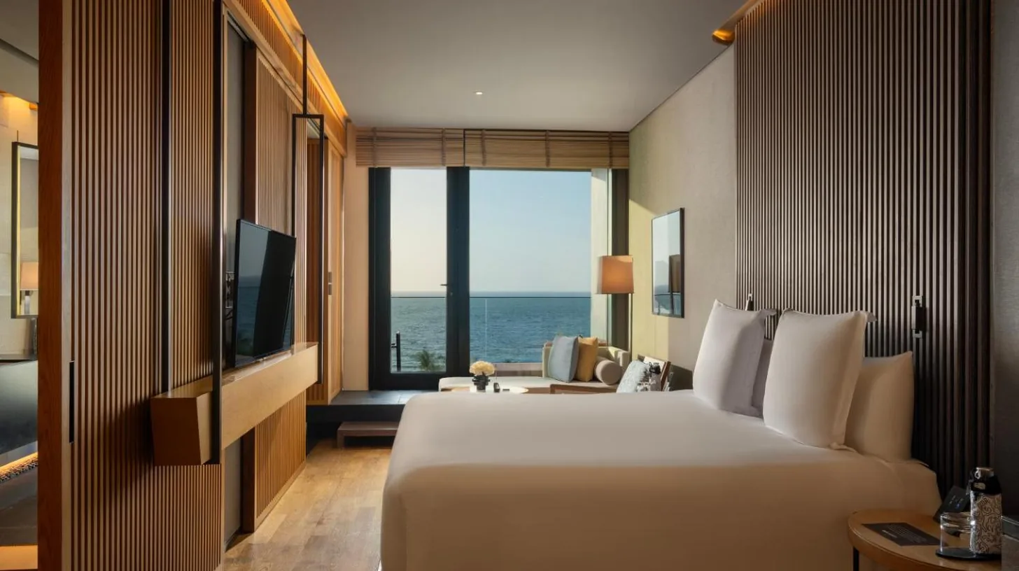 une chambre avec grand lit et vue sur l'océan à Banyan Tree Dubai at Bluewaters à Dubaï
