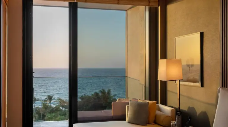 une chambre avec lit et vue sur l'océan à Banyan Tree Dubai at Bluewaters à Dubaï