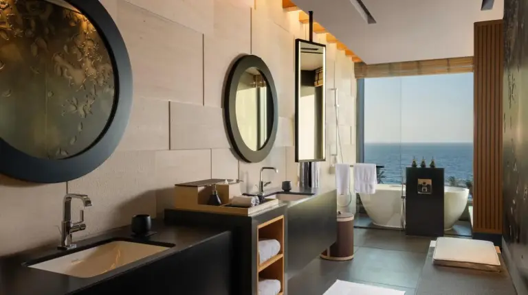 une salle de bain avec lavabo et miroir à Banyan Tree Dubai at Bluewaters à Dubaï