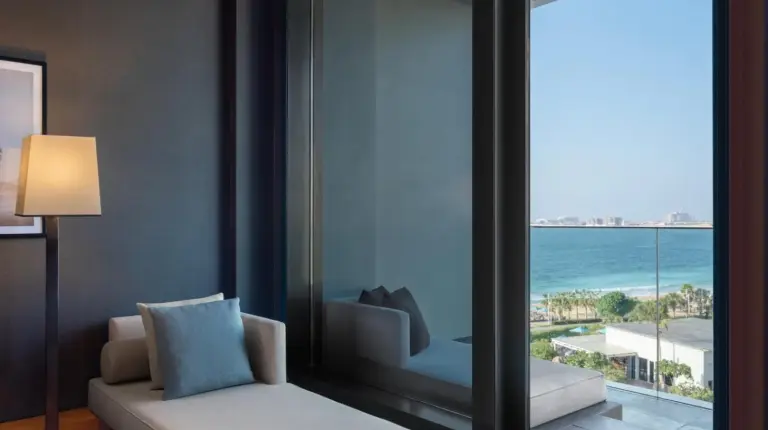 un salon avec canapé et vue sur l'océan à Banyan Tree Dubai at Bluewaters à Dubaï