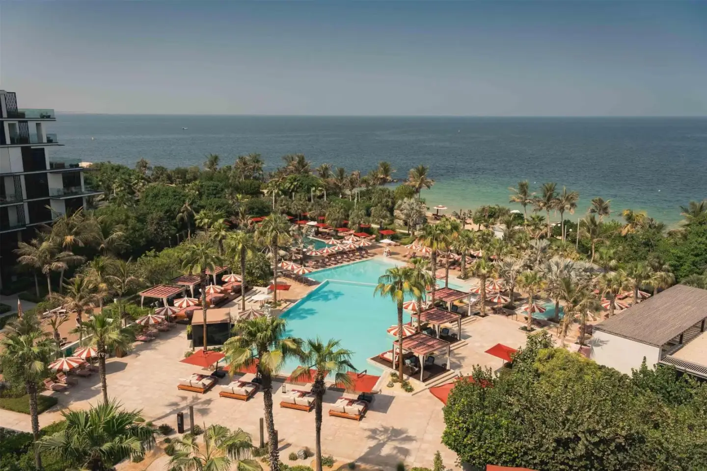 Vue aérienne de la zone piscine de Banyan Tree Dubai avec arrière‑plan océan