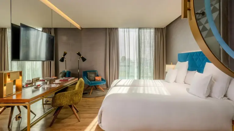 una habitación de hotel con cama grande y escritorio en Barceló Anfa Casablanca en Casablanca