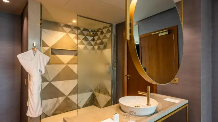 un dormitorio con cama y vista a la piscina en Barceló Anfa Casablanca en Casablanca