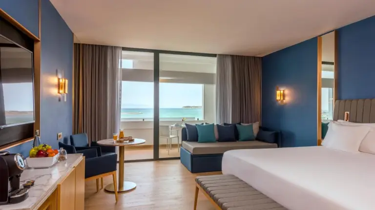 une chambre d’hôtel avec un lit et un salon à Barceló Tanger à Tanger