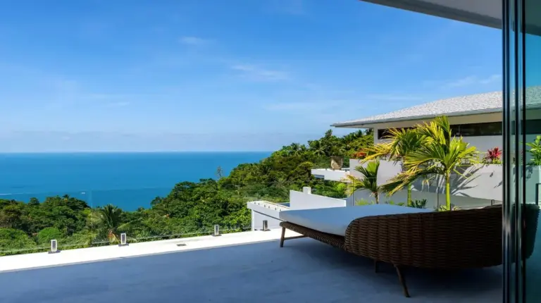 une vue sur lâocÃ©an depuis le balcon dâune maison Ã  BLUE BUTTERFLY Luxury Pool Villa Koh Samui Ã  Koh Samui