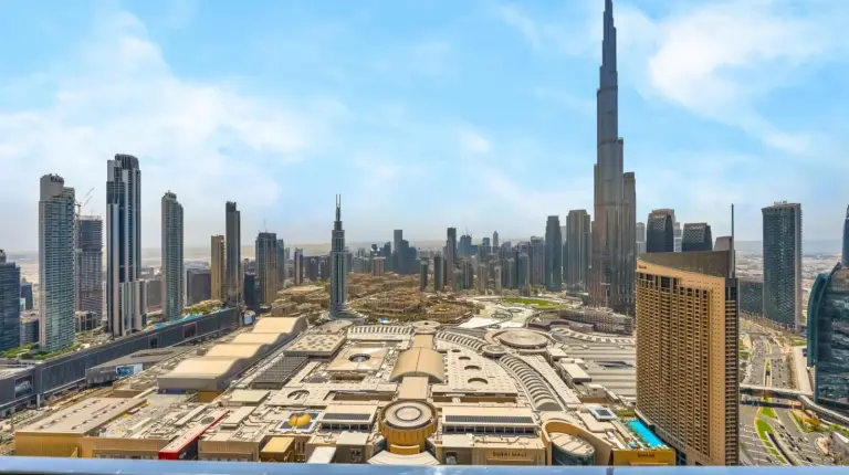 un parque con un patio de juegos en un edificio en Brand New! Downtown views located on Dubai Mall en Dubái