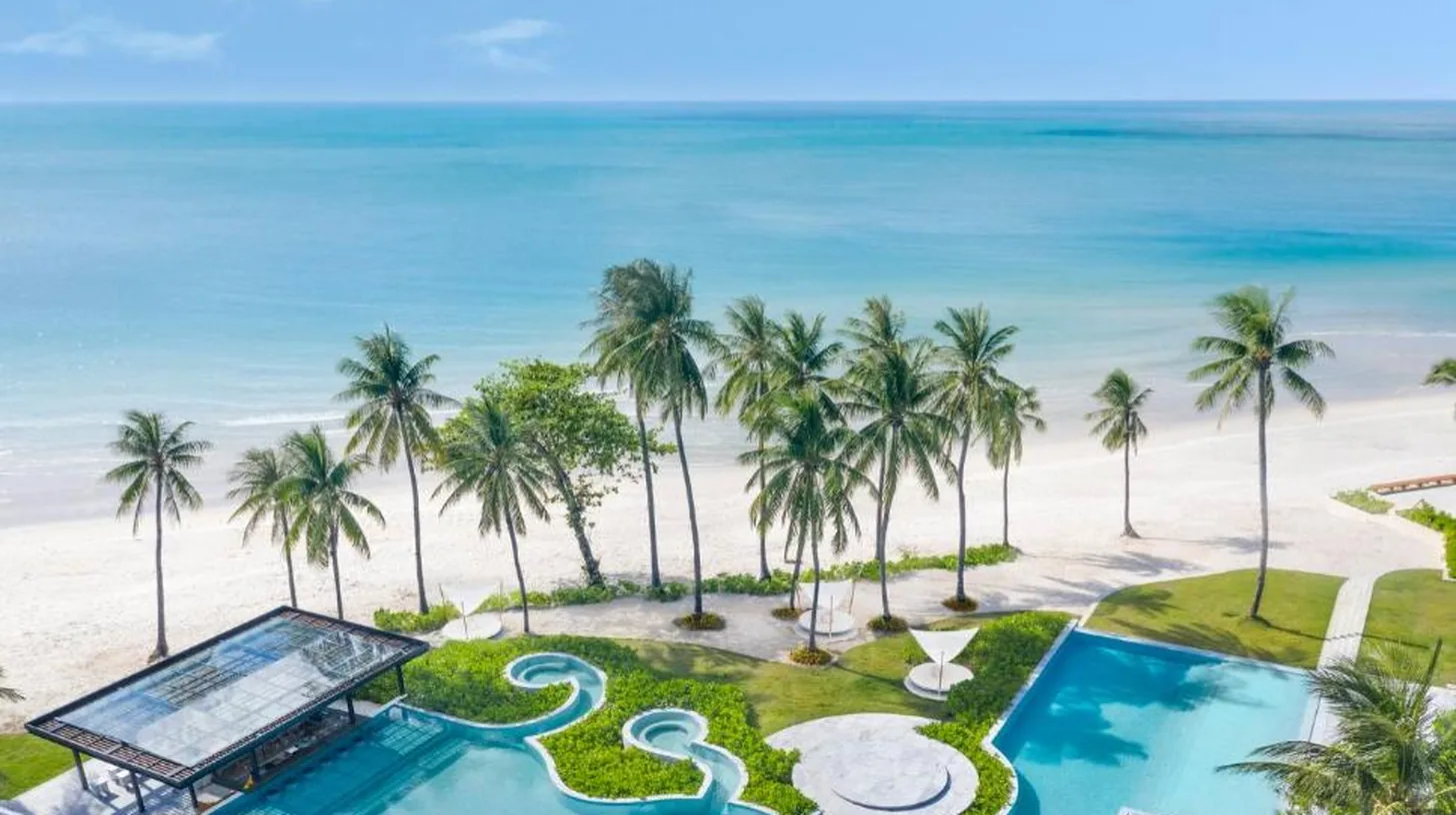 una vista aérea de un resort con una piscina y la playa en Centara Reserve Samui en Chaweng