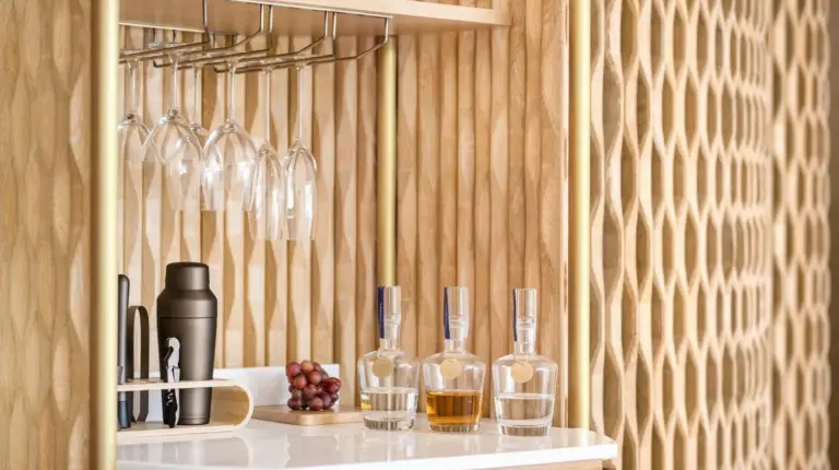 una habitación con copas de vino en una repisa en Centara Reserve Samui en Chaweng