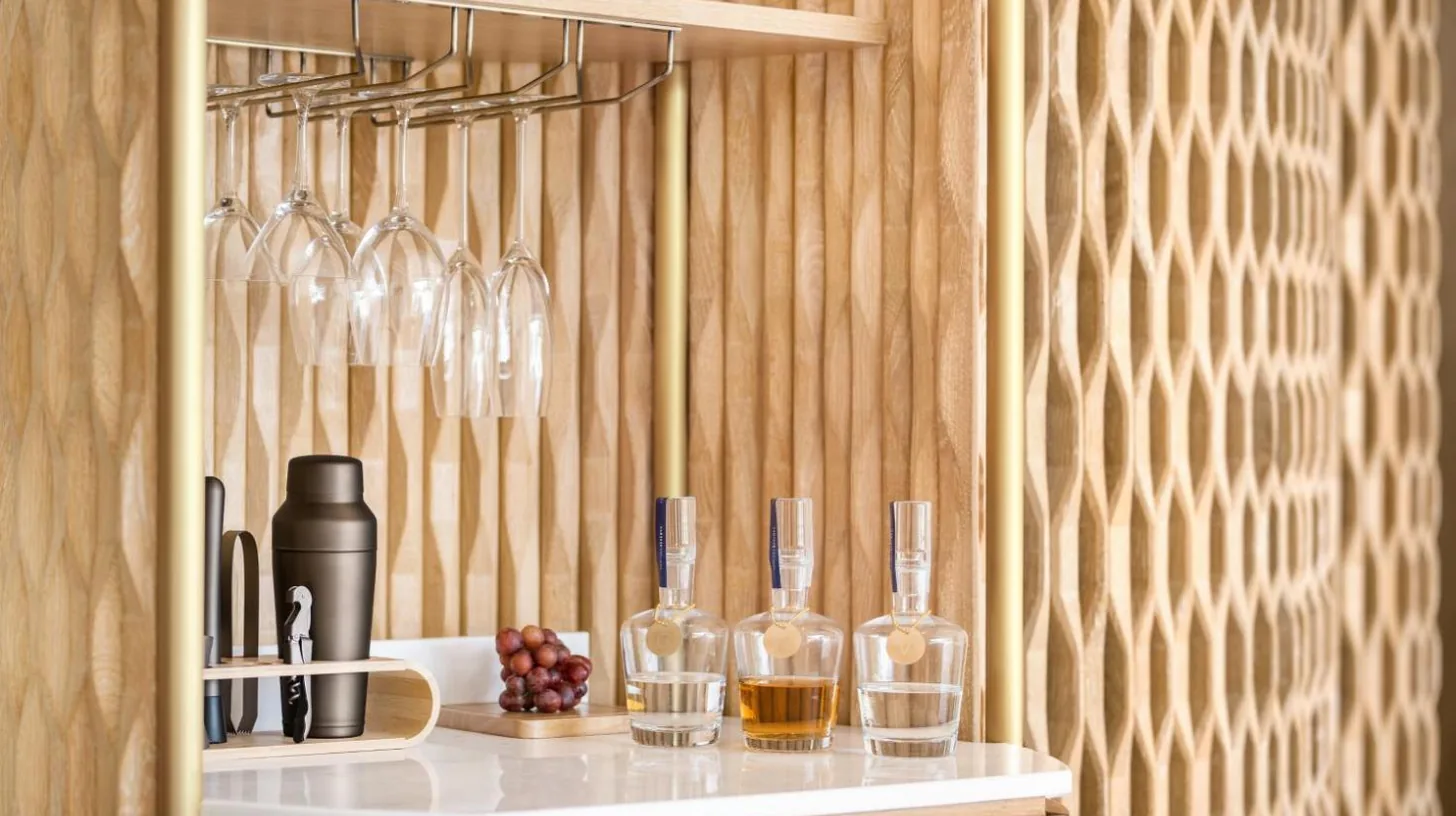 una habitación con copas de vino en una repisa en Centara Reserve Samui en Chaweng