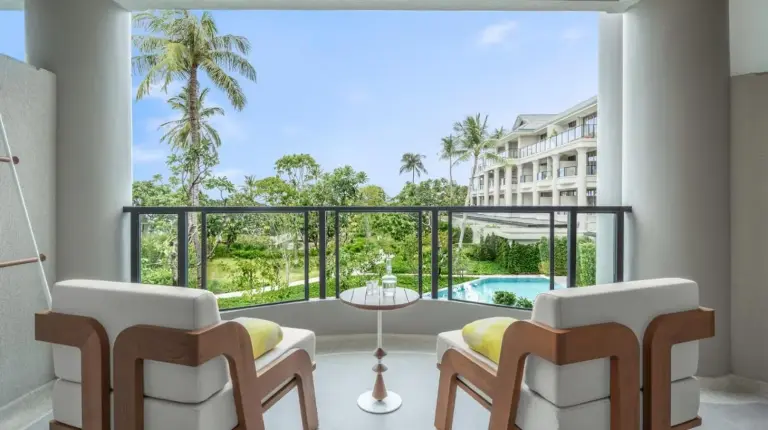 una habitación con un balcón con vista a la piscina en Centara Reserve Samui en Chaweng