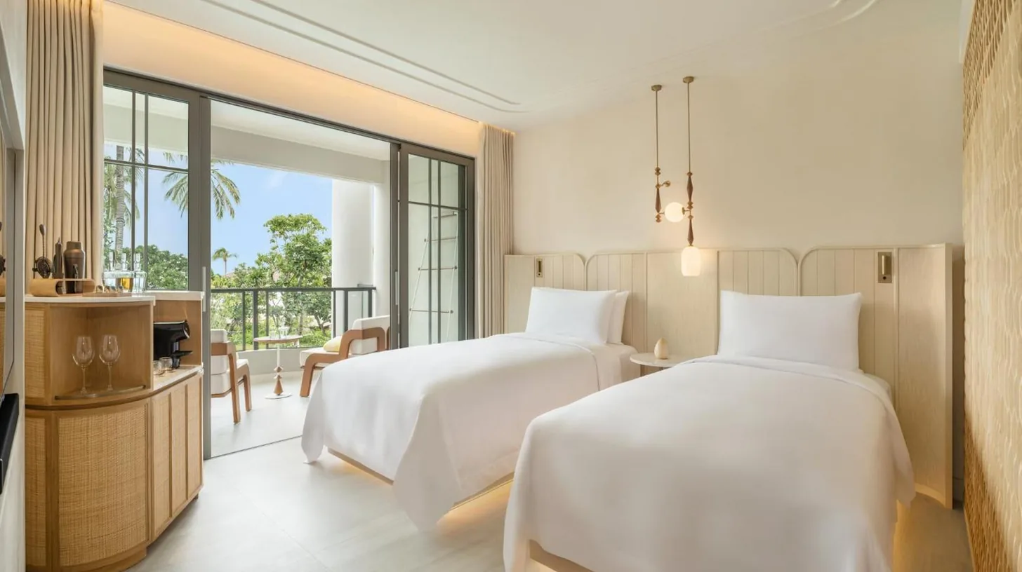 dos camas en una habitación de hotel con balcón en Centara Reserve Samui en Chaweng