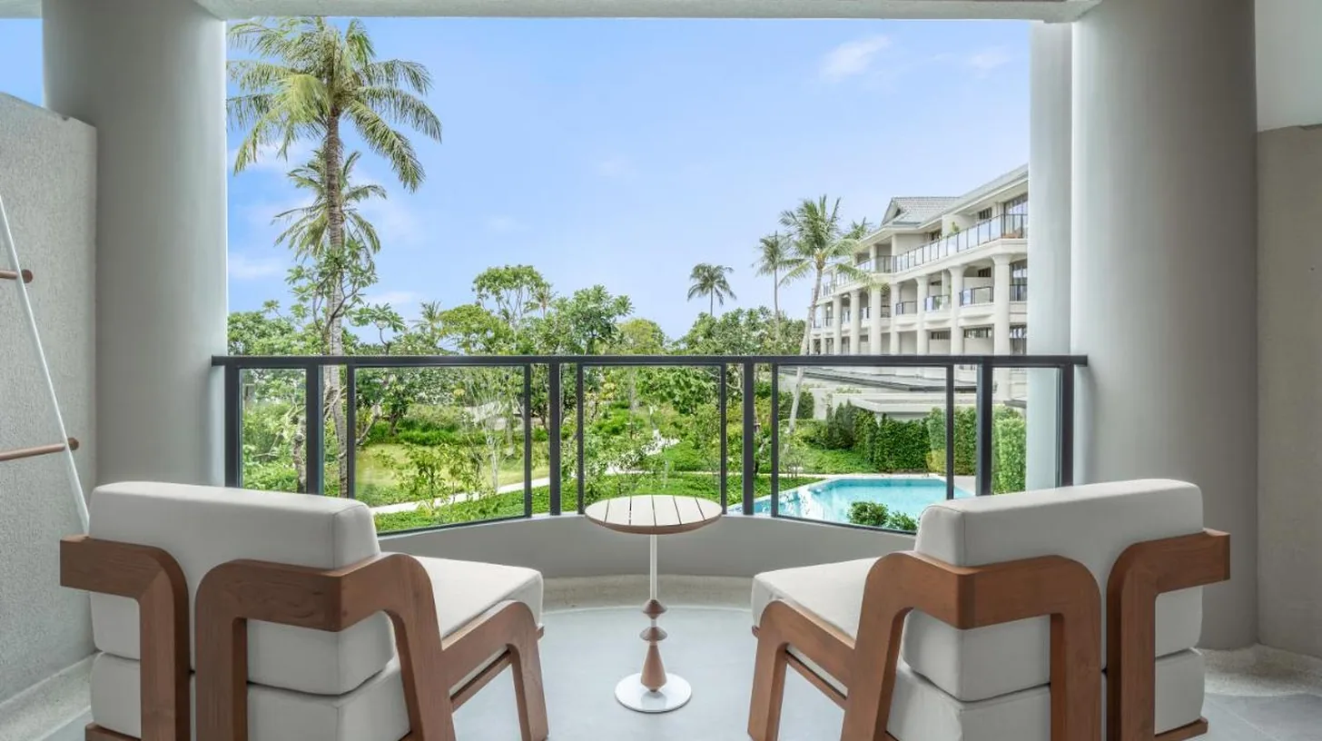 una sala de estar con dos sillas y una gran ventana en Centara Reserve Samui en Chaweng