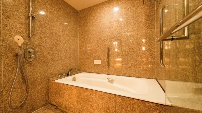 une salle de bain avec un lavabo et un grand miroir au Cerulean Tower Tokyu Hotel