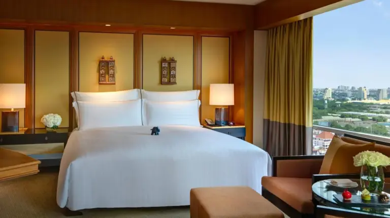 tres botellas de vino sobre una repisa junto a un fregadero en Conrad Bangkok en Bangkok