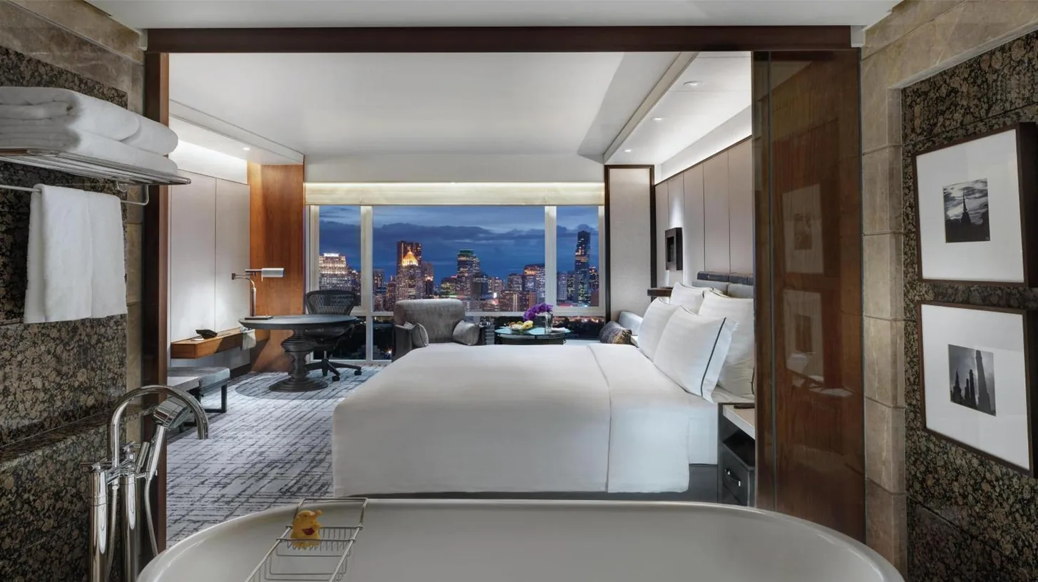 una habitación de hotel con dos camas y una ventana en Conrad Bangkok en Bangkok