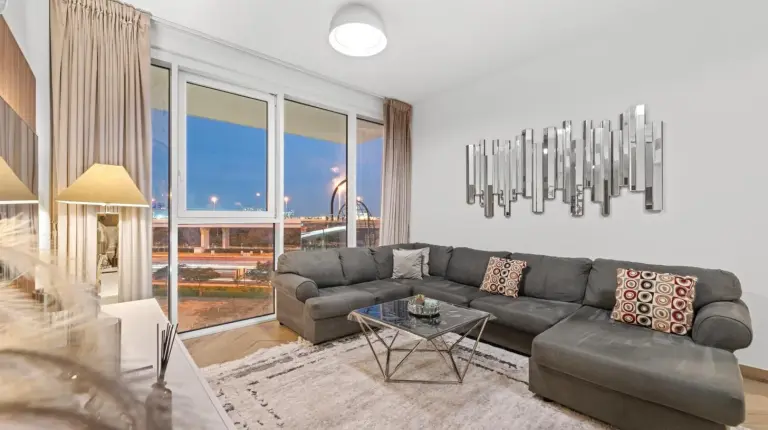 un salon avec un canapé et une table à l'Appartement contemporain 1BR City View à 1 Residence à Dubaï