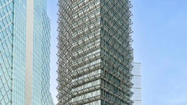 ein hohes Gebäude mit vielen Fenstern im Discovery SCBD Jakarta in Jakarta