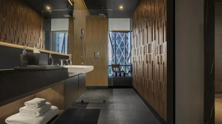 ein Badezimmer mit Waschbecken und Handtuchständer im Discovery SCBD Jakarta in Jakarta