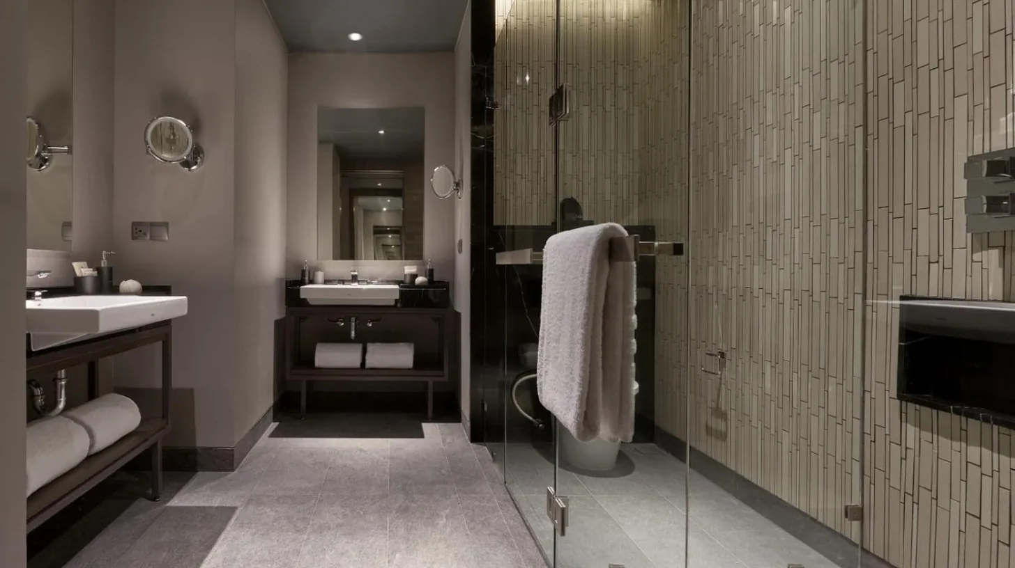 ein Schlafzimmer mit weißem Bett und großem Fenster im Discovery SCBD Jakarta in Jakarta
